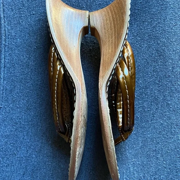 Bernardo Brown Patent Wedge Thong Sandals - Picture 5 of 12